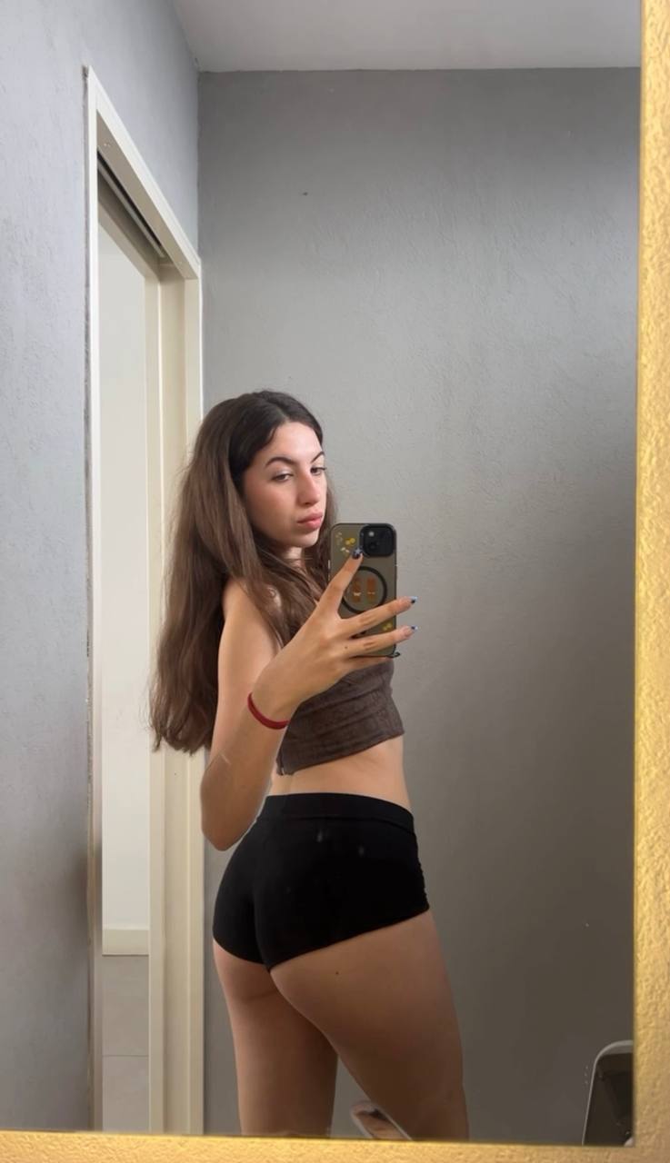 Amber in her underwear in Mashhad